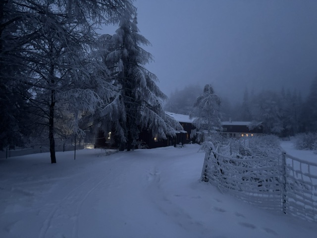 Blick auf das Hotel im Winter