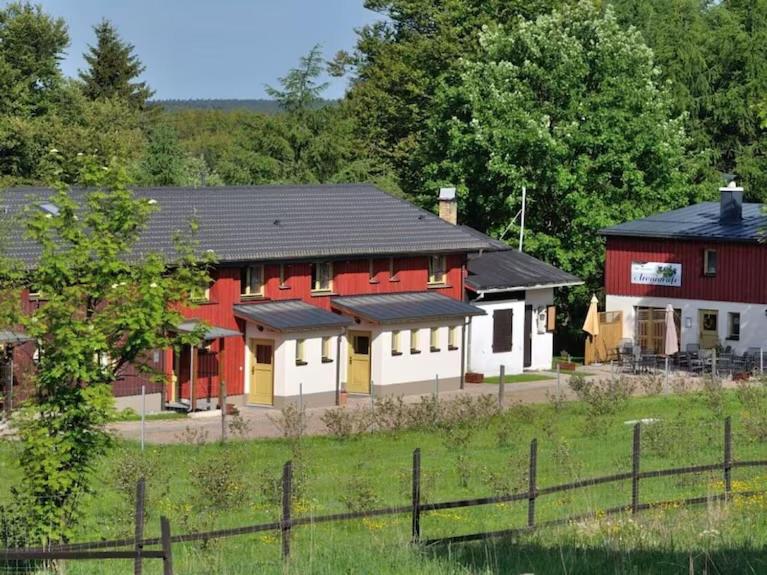 Hotel und Restaurant aus der Ferne